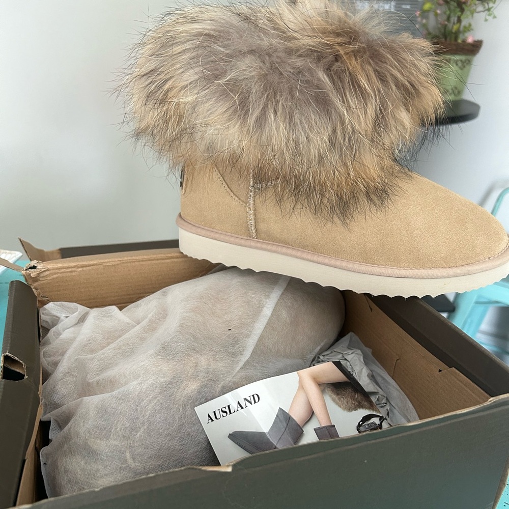 Never worn Ausland boots with fur.